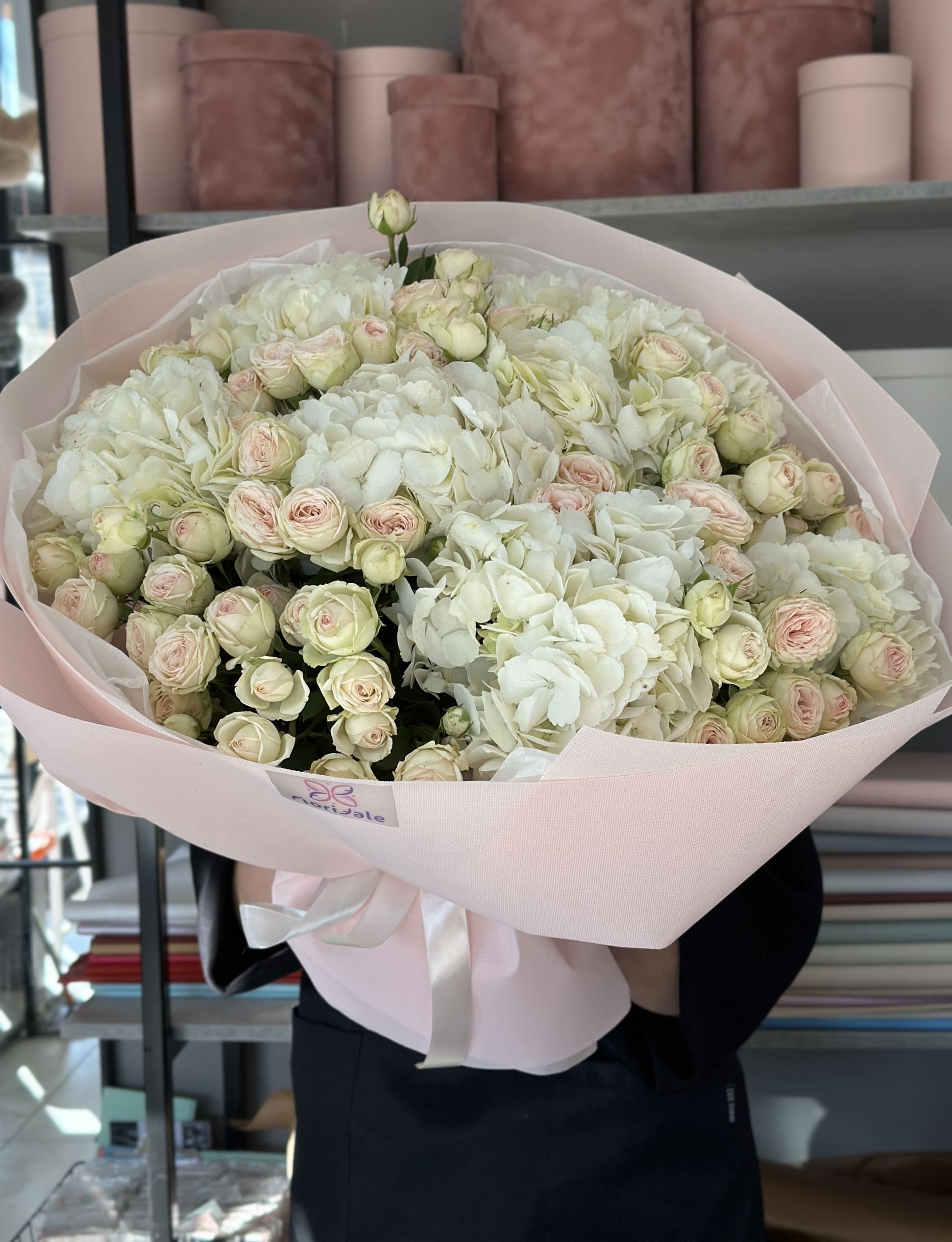 Классический букет Кремми: нежный аккорд в мелодии дня 1 Цветы, Букеты, Подарки, Сладости в Тель-Авив с доставкой Классический букет Кремми: нежный аккорд в мелодии дня Цветы, Букеты, Подарки, Сладости в Тель-Авив с доставкой