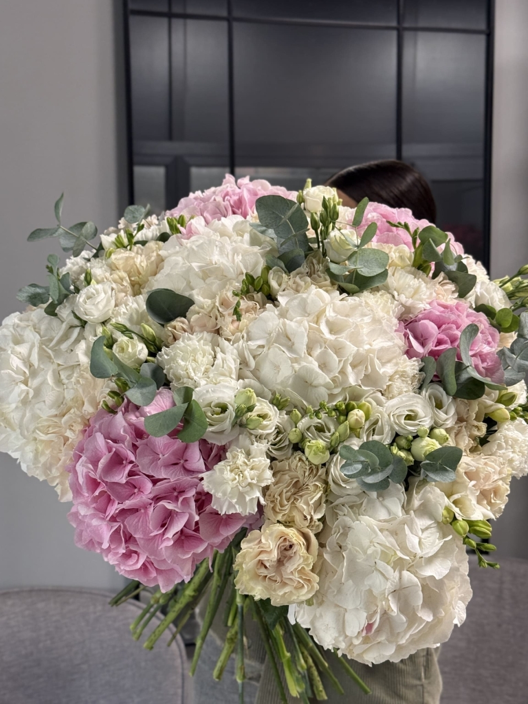 Классический букет Флорал Ворлд: зачарованный мир цветов Цветы, Букеты, Подарки, Сладости в Тель-Авив с доставкой