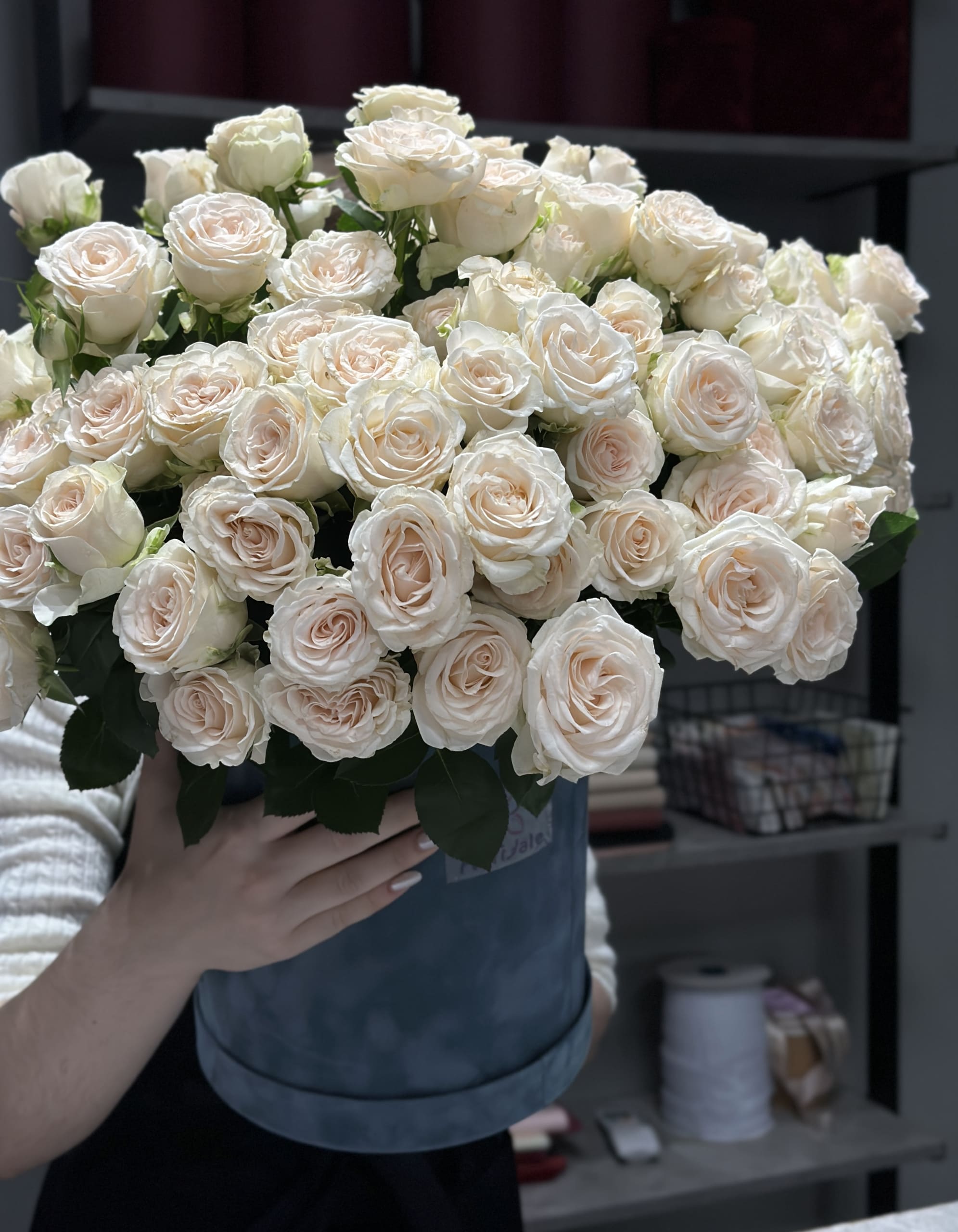 Композиция в коробке Матен: пробуждение красоты Цветы, Букеты, Подарки, Сладости в Тель-Авив с доставкой