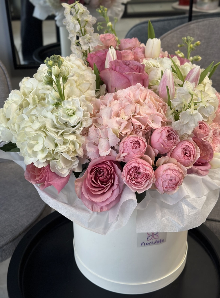 Композиция в коробке Муза: изысканная симфония лепестков Цветы, Букеты, Подарки, Сладости в Тель-Авив с доставкой