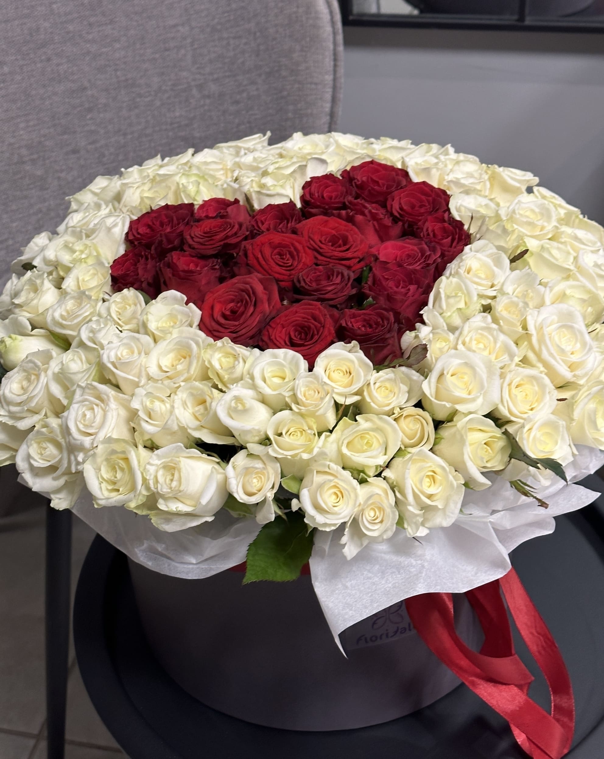 Композиция в коробке Love is: прямой путь к сердцу Цветы, Букеты, Подарки, Сладости в Тель-Авив с доставкой