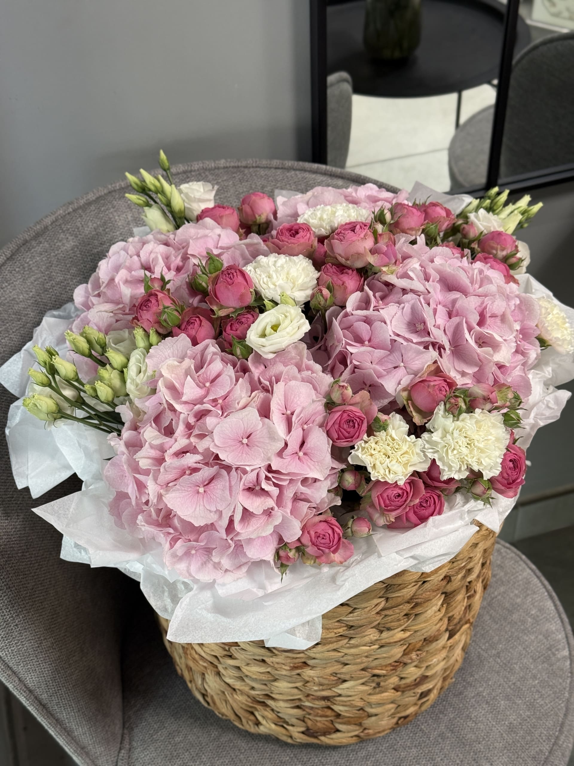 Композиция в корзине Асти: цветы, которые заставляют сердце биться чаще Цветы, Букеты, Подарки, Сладости в Тель-Авив с доставкой