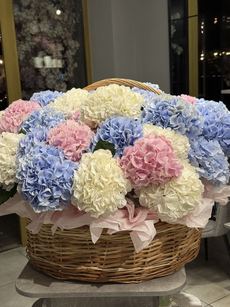 Композиция в корзине Романтик Муд: романтическое настроение гарантировано Цветы, Букеты, Подарки, Сладости в Тель-Авив с доставкой