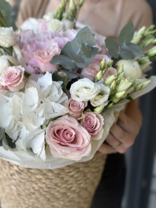 Композиция в корзине Эйр Кисс: дыхание любви в каждом лепестке Цветы, Букеты, Подарки, Сладости в Тель-Авив с доставкой