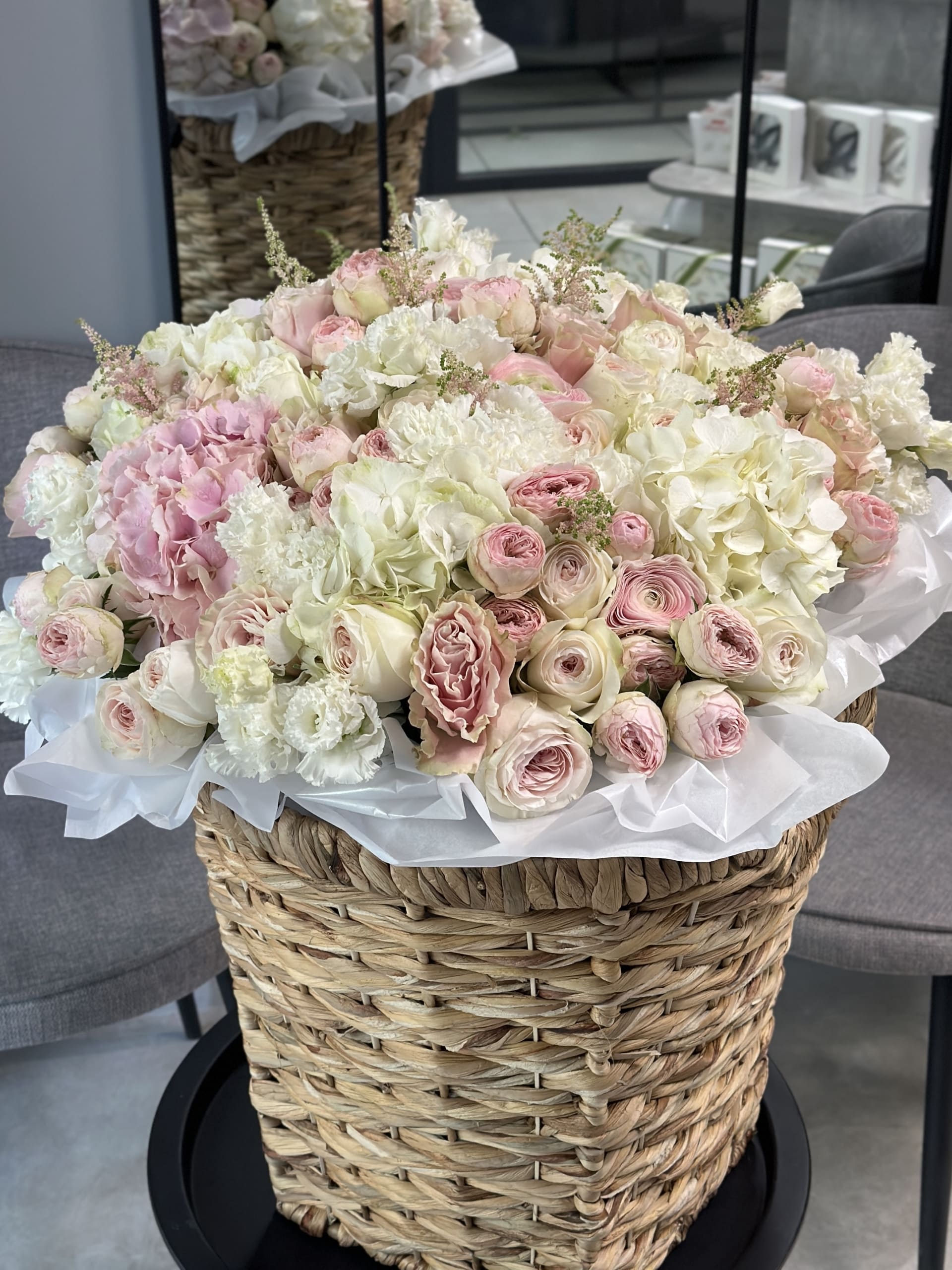 Композиция в корзине Дольче: больше, чем просто слова Цветы, Букеты, Подарки, Сладости в Тель-Авив с доставкой