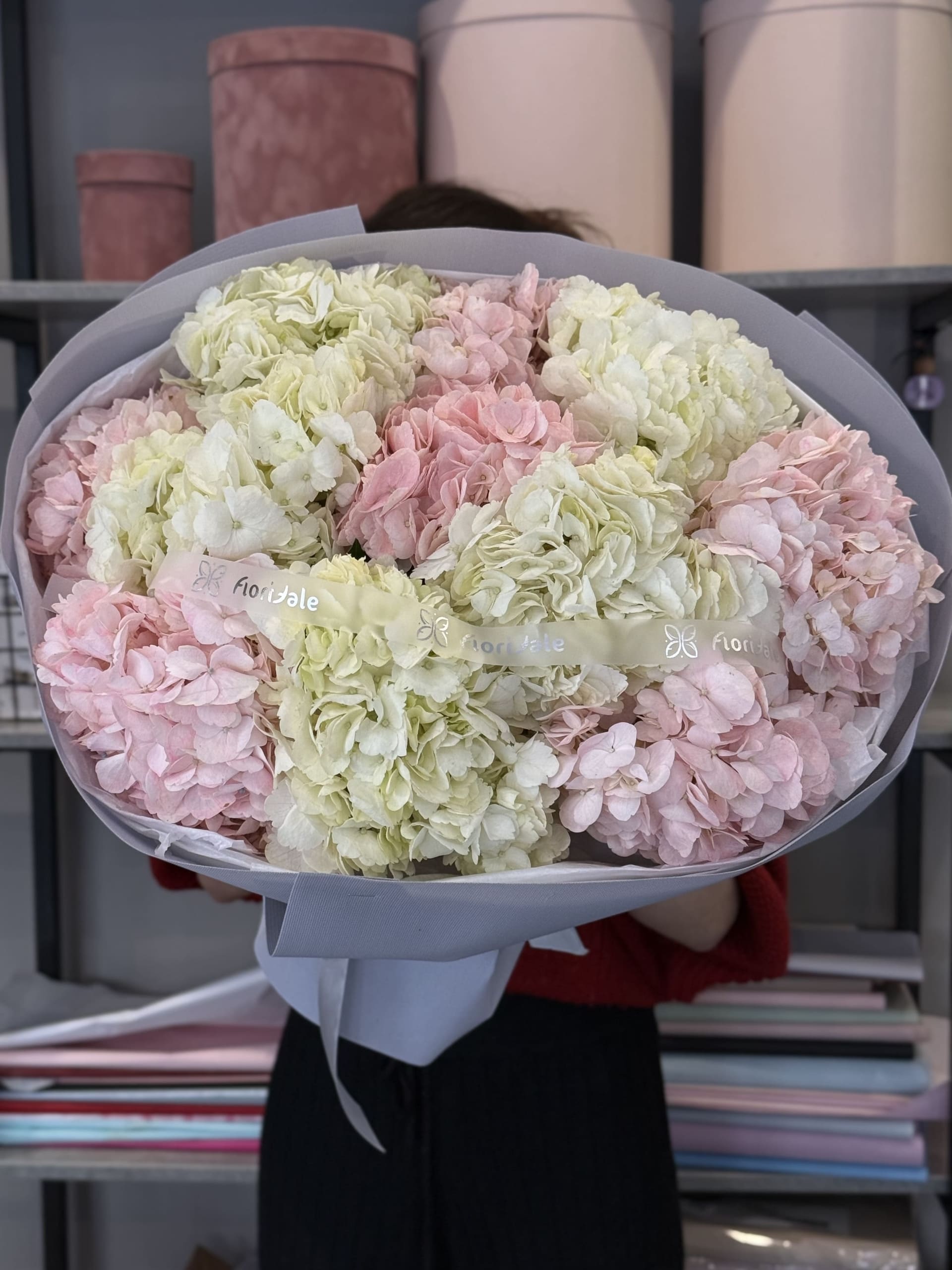 Букет гортензий Юни: целая вселенная в букете 1 Цветы, Букеты, Подарки, Сладости в Тель-Авив с доставкой Букет гортензий Юни: целая вселенная в букете Цветы, Букеты, Подарки, Сладости в Тель-Авив с доставкой