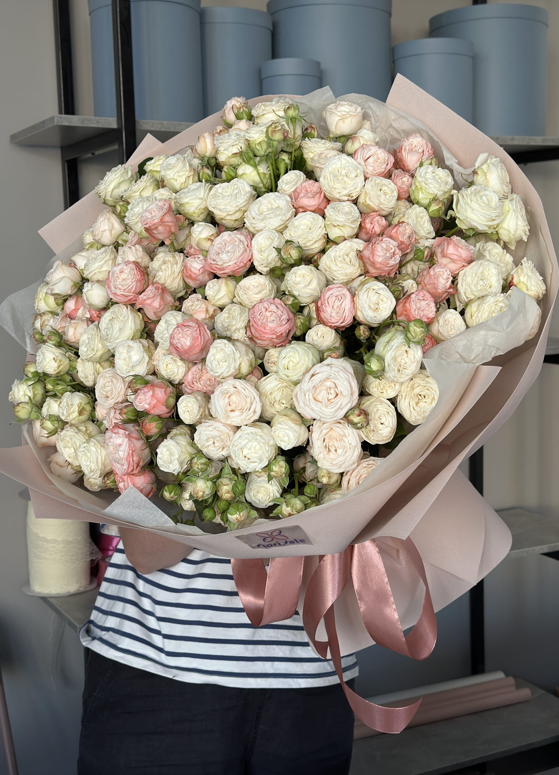 Букет кустовых роз Онли Ю: она точно не останется равнодушной Цветы, Букеты, Подарки, Сладости в Тель-Авив с доставкой