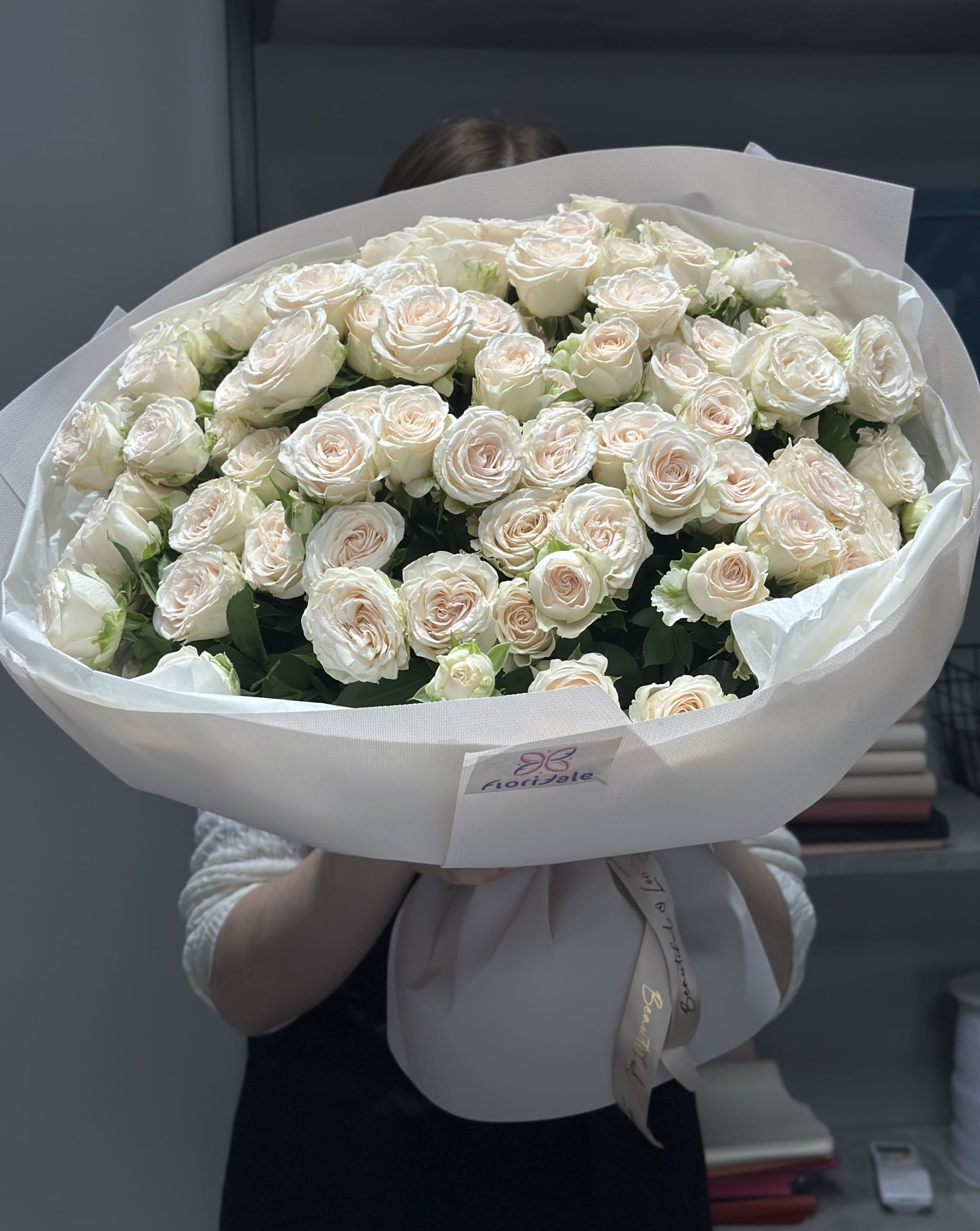 Букет кустовых роз Тач: прикосновение романтики 1 Цветы, Букеты, Подарки, Сладости в Тель-Авив с доставкой Букет кустовых роз Тач: прикосновение романтики Цветы, Букеты, Подарки, Сладости в Тель-Авив с доставкой