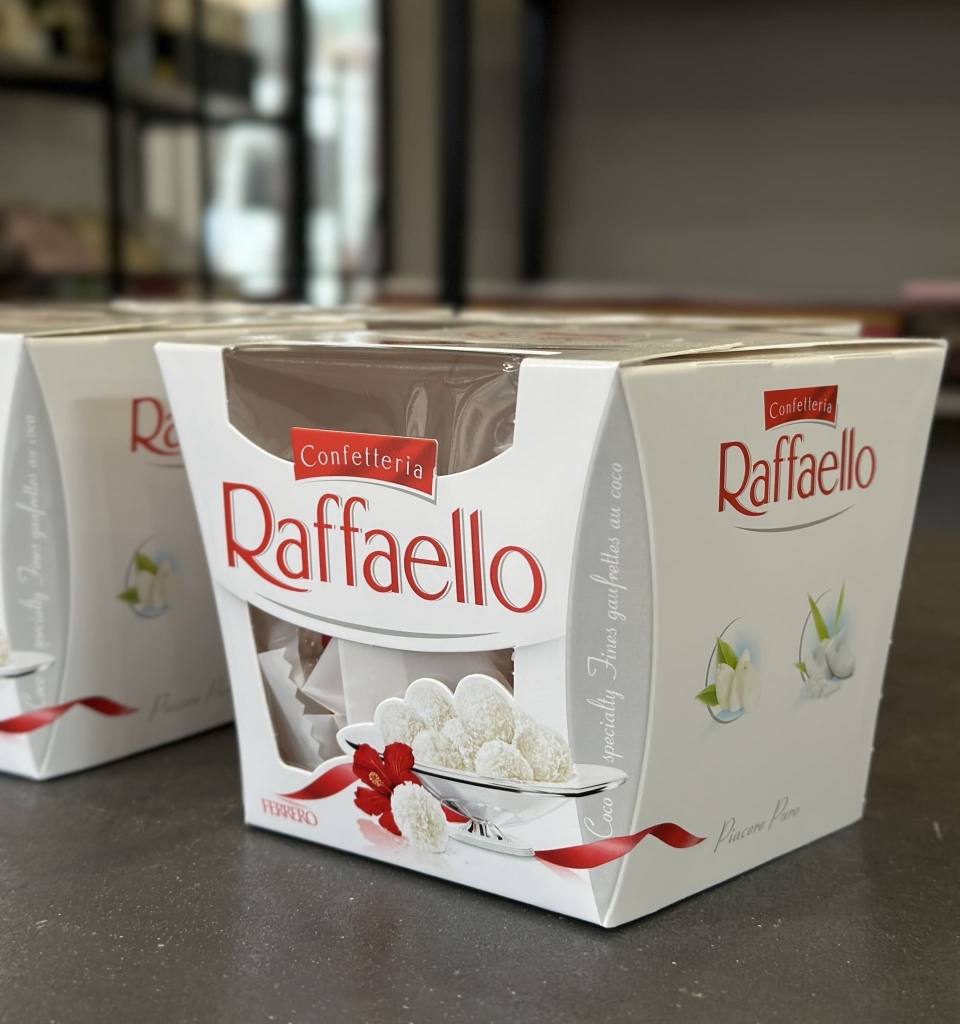 Коробка конфет «Raffaello» Цветы, Букеты, Подарки, Сладости в Тель-Авив с доставкой